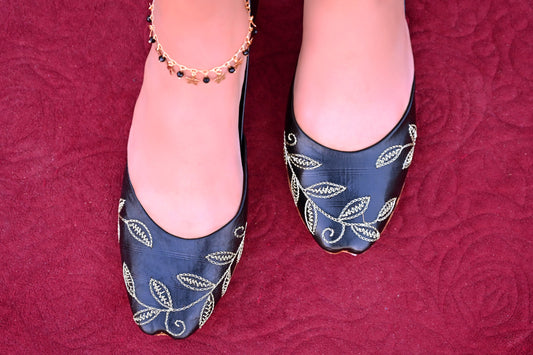 Dulari Black, touch of gold on black make you dashing and lovely | zsgstore